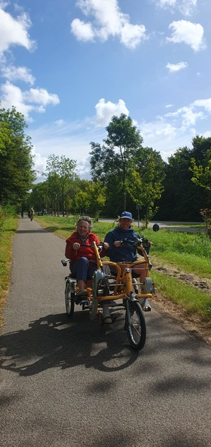 Mevrouw Mieke, 91 jaar, voor het eerst op de Duofiets